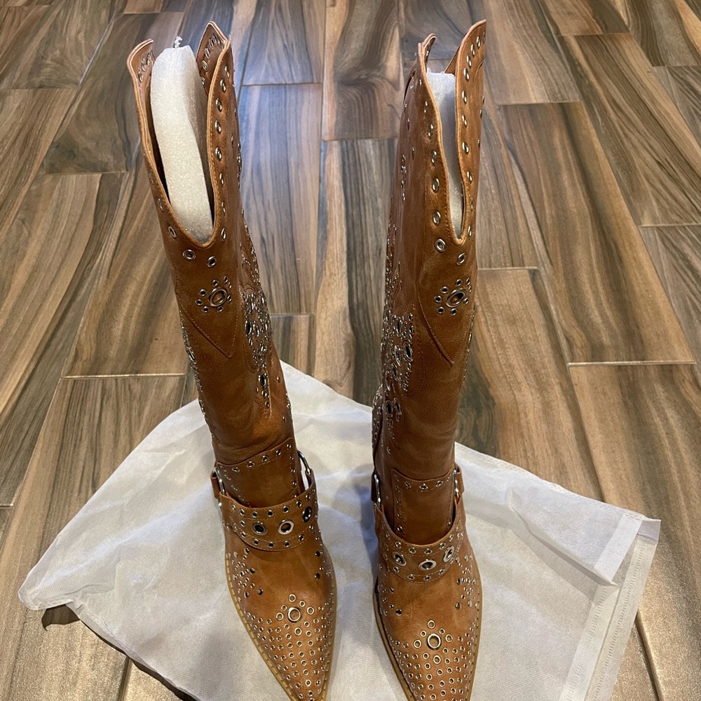 Boots - Picture 4 of 5